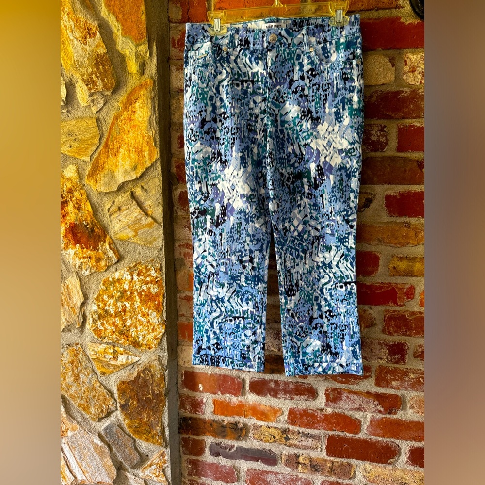 Nine west, New with tags, size 6, females capri pants, blue and white pattern